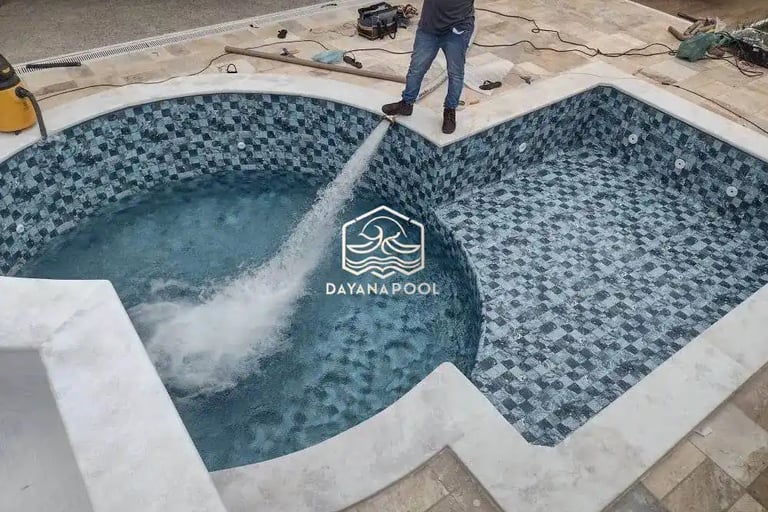 kolam renang berbentuk lingkaran dan kolam rendam di pinggirnya