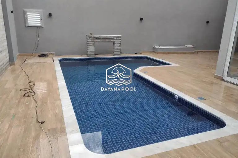 Kolam renang air hangat minimalis dengan dek kayu di halaman belakang rumah Karawang