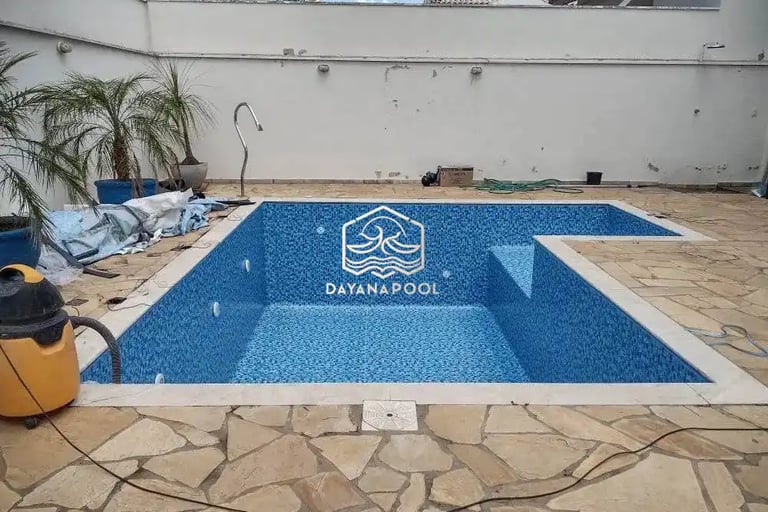 Kolam renang dengan desain minimalis dan fungsuonal di Jakarta Utara buatan dayanapool
