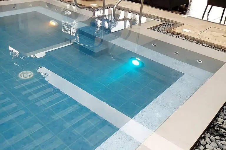 Kolam renang air hangat dengan jacuzzi terintegrasi untuk relaksasi di Purwakarta.