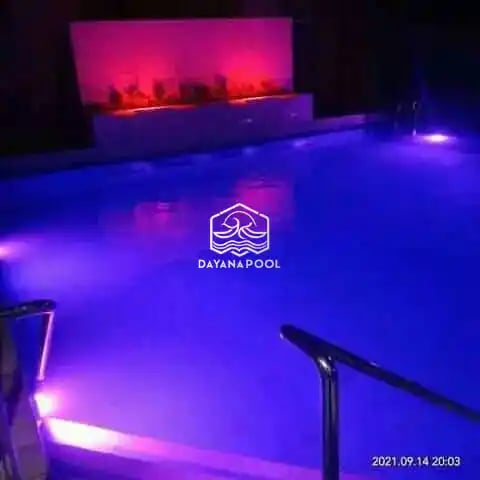 Tampilan rumah mewah dengan kolam renang yang estetis, menunjukkan peningkatan nilai properti.