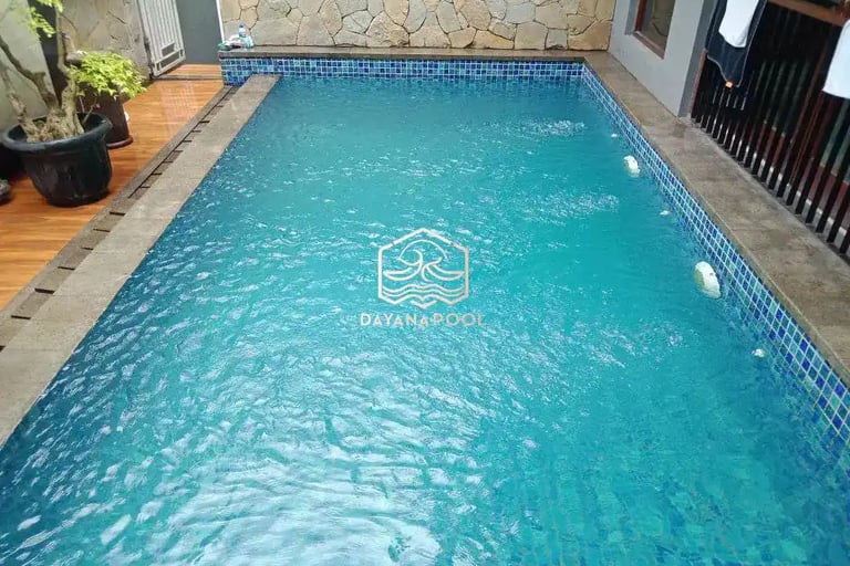 Kolam renang di villa dengan pemandangan pegunungan