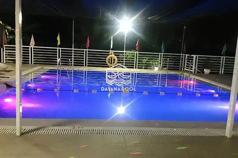 Tampilan rumah mewah dengan kolam renang yang estetis, menunjukkan peningkatan nilai properti.