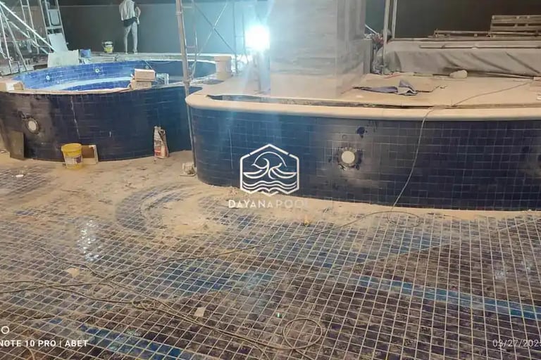 kolam renang dengan pencahayaan yang bagus dari dayanapool