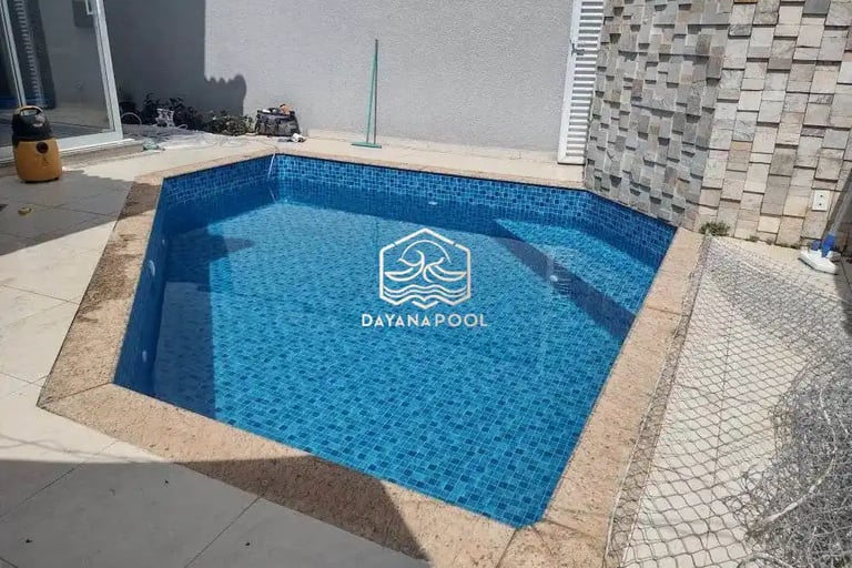 Tampilan rumah mewah dengan kolam renang yang estetis, menunjukkan peningkatan nilai properti.