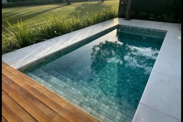 kolam renang dengan finising batu alam di bekasi