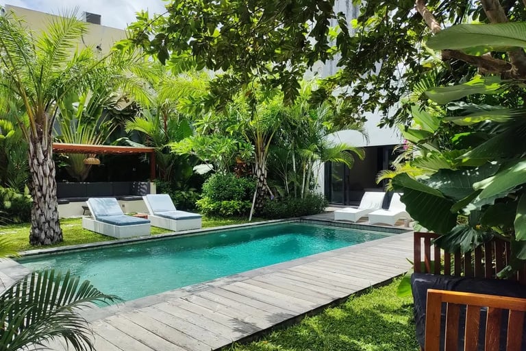 kolam renang cantik di villa dengan finising batu buatan dayanapool