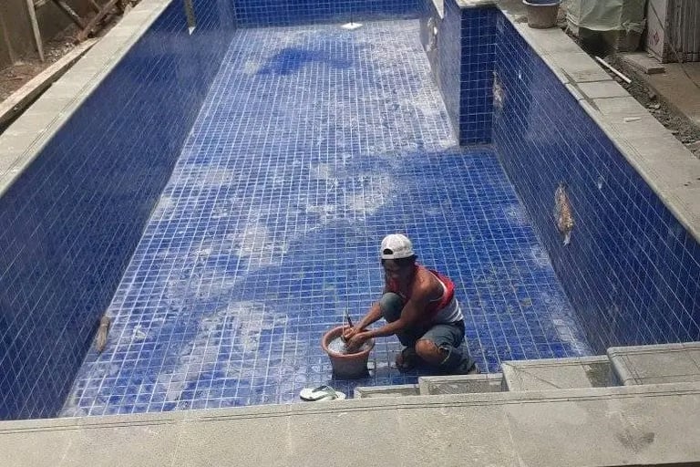 Pembuatan kolam renang di daerah Sukoharjo oleh tim dayanapool