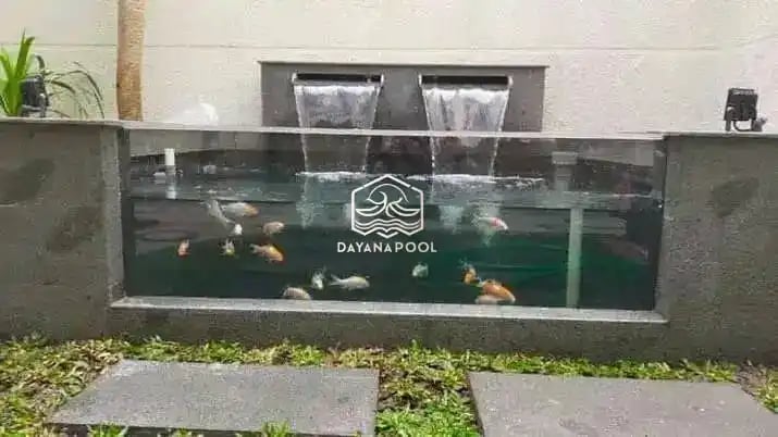 dekorasi taman dan kolam renang dengan air mancur tirai.