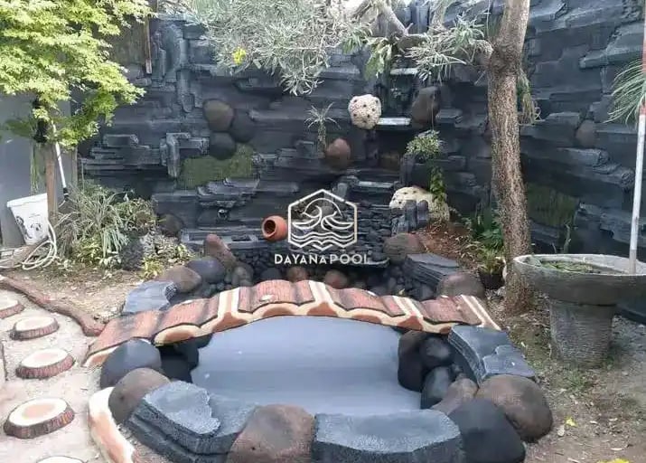 kolam ikan sederhana dengan batu alam.