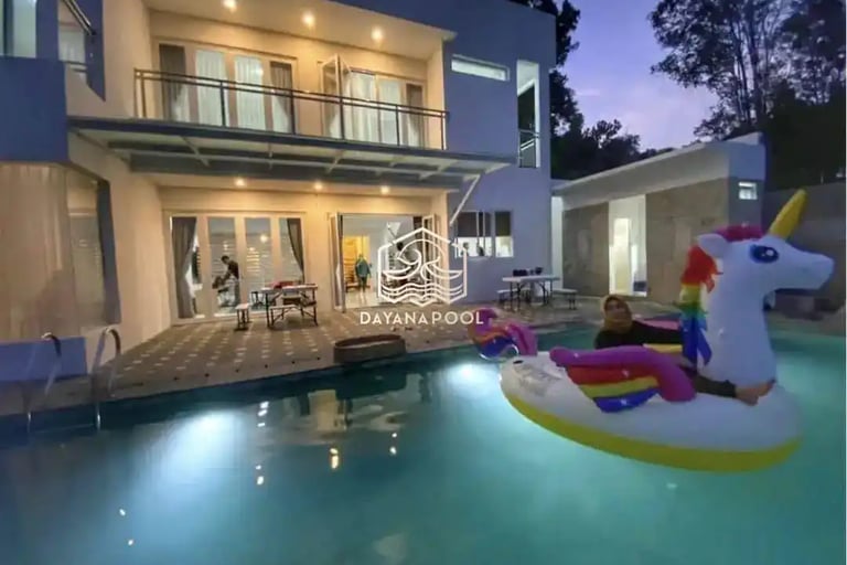 Anak-anak tertawa riang bermain di kolam renang, menggambarkan kebahagiaan keluarga.