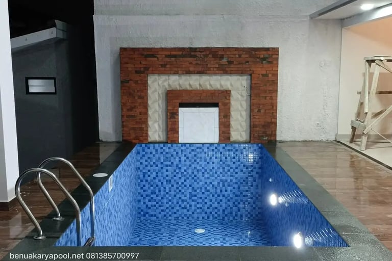 Desain kolam renang air hangat modern dengan air terjun buatan di Garut.