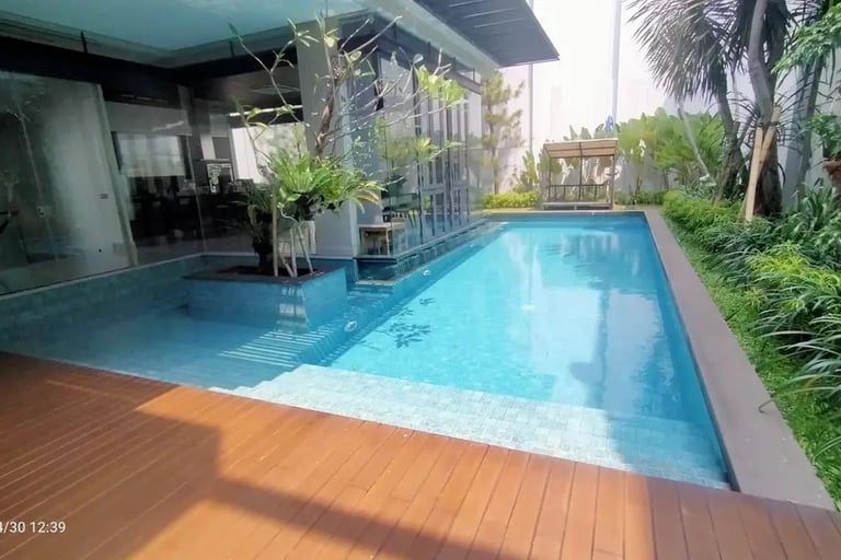 kolam renang indah buatan dayanapool dengan finishing mozaik