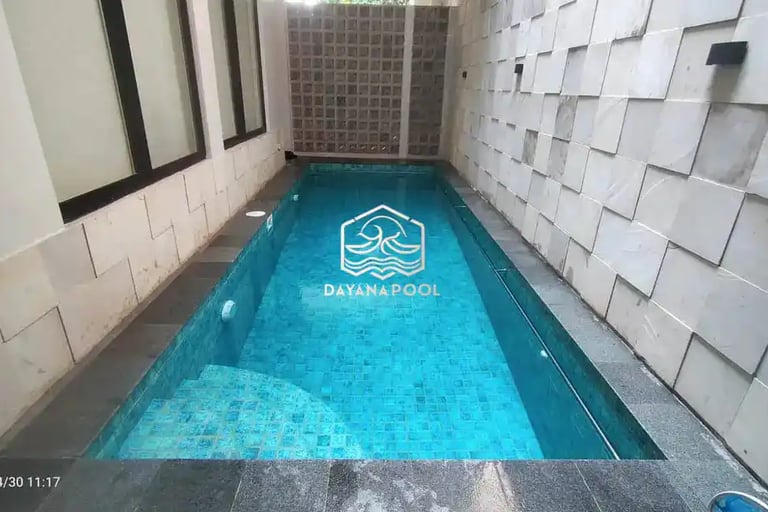 kolam renang dengan konsep bali dengan finishing batu alam