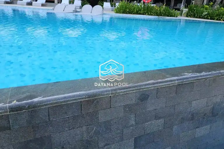 Kolam renang tepi overflow dari Dayanapool dengan desain elegan dan berkualitas