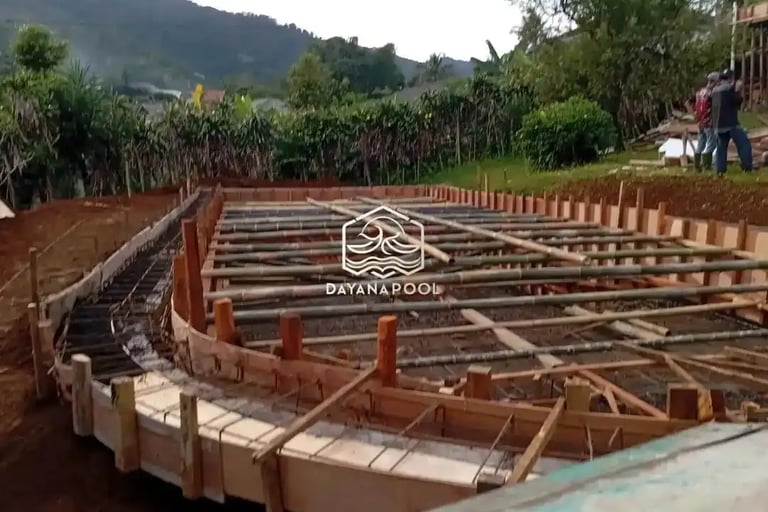 Pembuatan kolam renang di daerah Grobogan oleh tim dayanapool