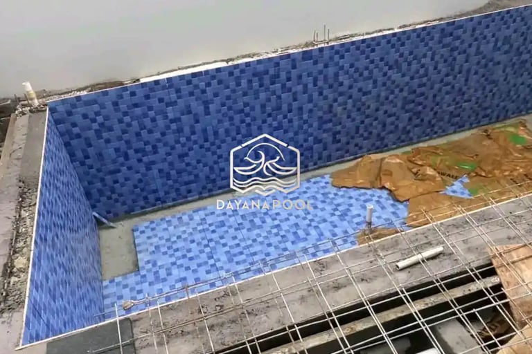 pengerjaan kolam renang oleh tim dayanapool