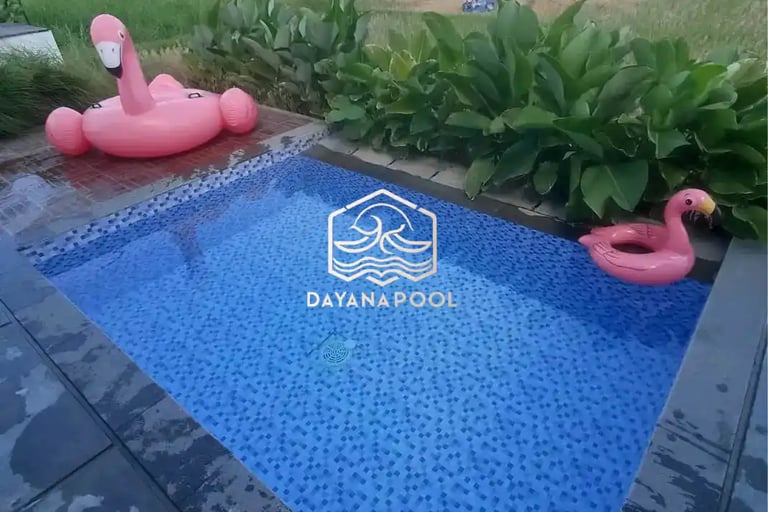 hasil pembuatan kolam renang dengan keramik roman berwarna biru.
