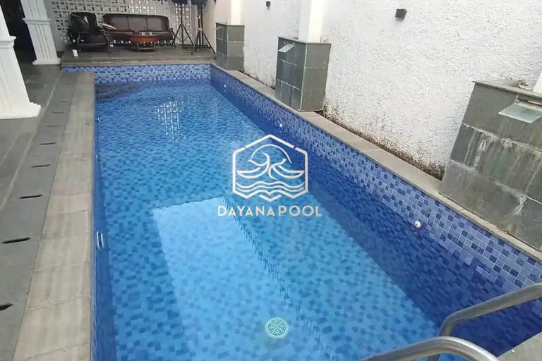 kolam renang dengan finishing Mozaik berwarna biru