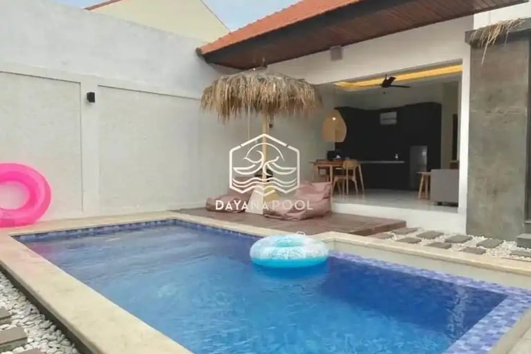 kolam renang dengan konsep bali dengan finishing batu alam