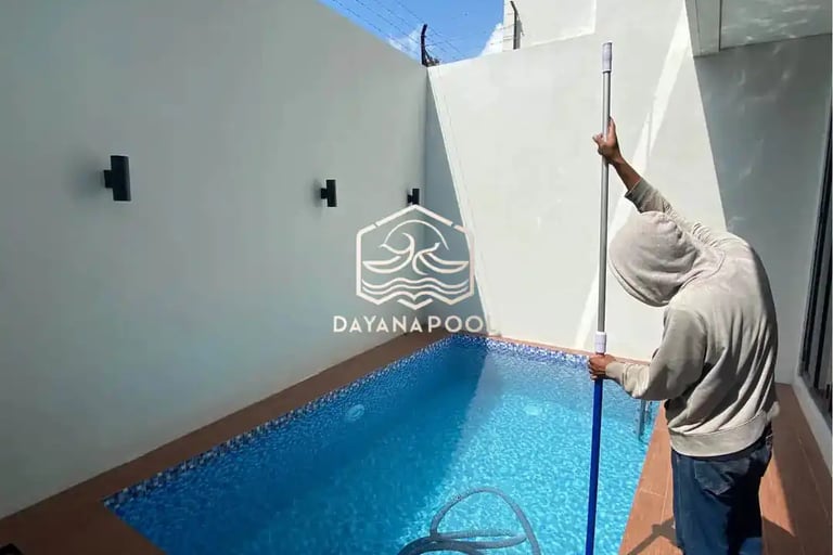 perawatan kolam renang mulai dari vakum oleh dayanapool