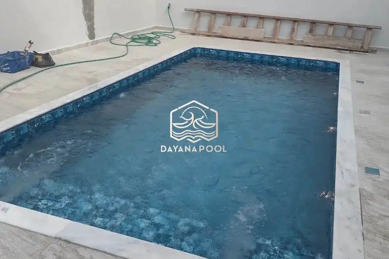 Kolam renang di villa dengan pemandangan pegunungan