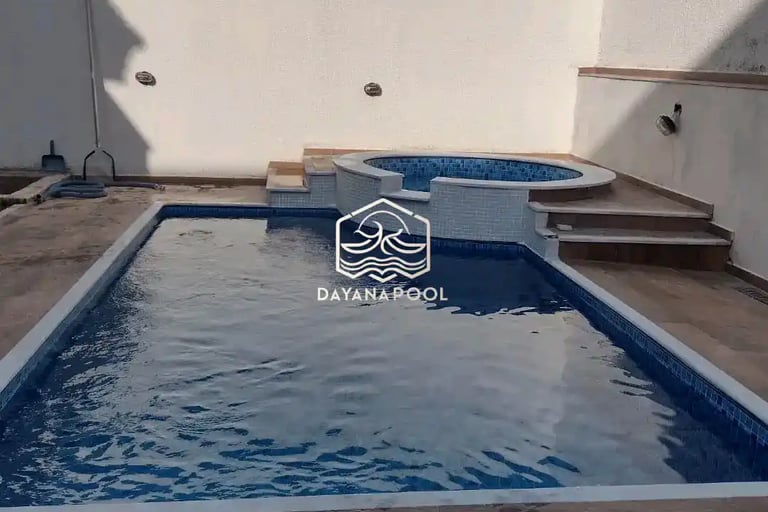 kolam renang dengan konsep bali dengan finishing batu alam