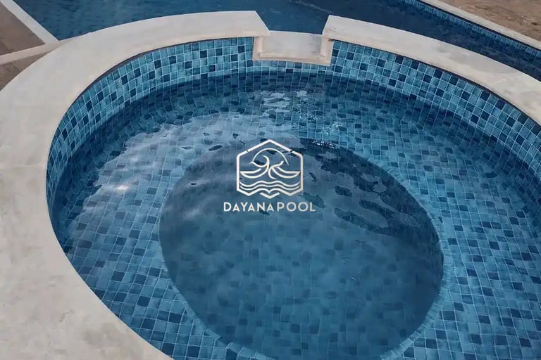 Kolam renang air hangat dengan jacuzzi terintegrasi untuk relaksasi di Cianjur.