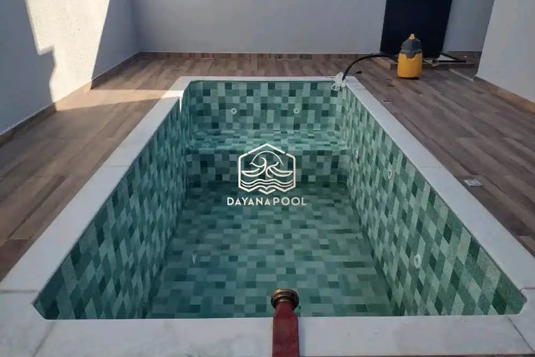 Foto kolam renang villa dengan suasana malam yang diterangi lampu taman