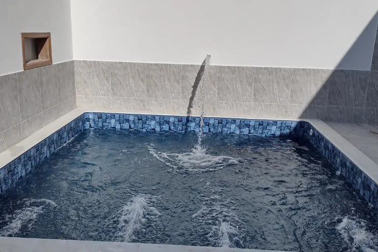 Tampilan rumah mewah dengan kolam renang yang estetis, menunjukkan peningkatan nilai properti.