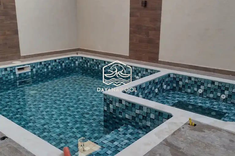 kolam renang berbentuk lingkaran dan minimalis