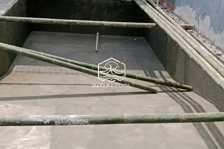 kolam renang beton dengan finishing batu alam.