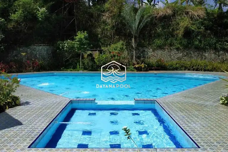 kolam renang di halaman belakang yang indah dan menyegarkan dengan keramik berwarna biru
