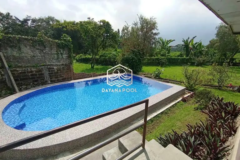 Kolam renang di villa dengan pemandangan pegunungan 