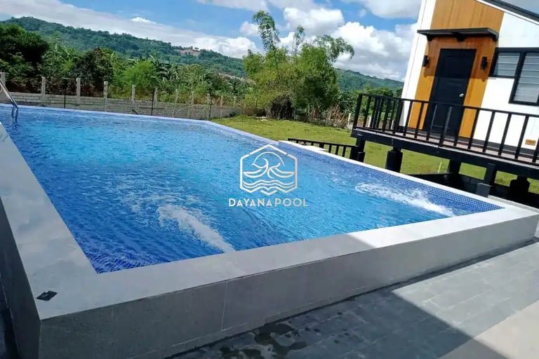 kolam renang umum dengan sistem overflow.