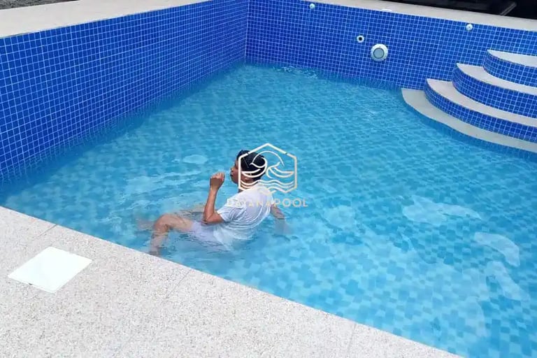 suasana santai di kolam renang dengan keluarga