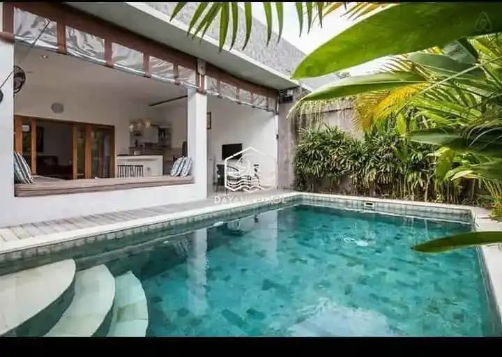 kolam renang cantik dengan pemandangan pegunungan yang hijau