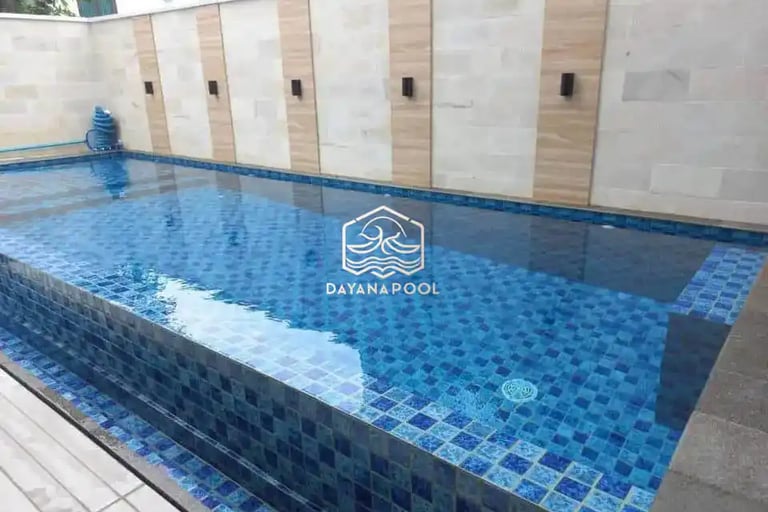 kolam renang mewah dengan mozaik kuda laut