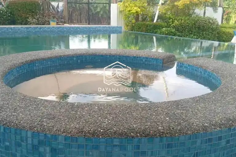 kolam renang berbentuk lingkaran dan kolam rendam di pinggirnya