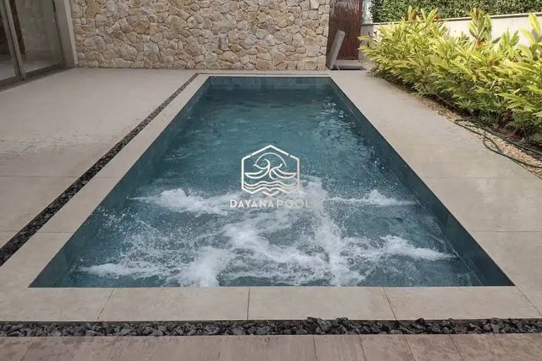 kolam renang minimalis untuk keluarga dan lantai kayu untuk pijakannya.