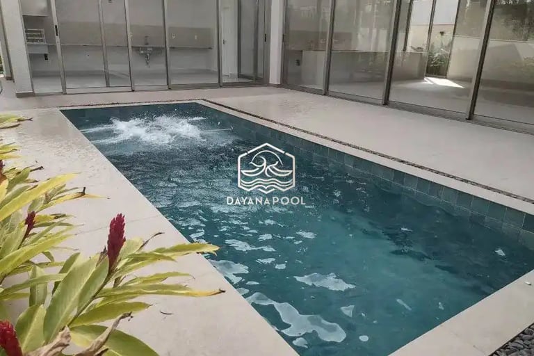 Kolam renang di villa bandung dengan pemandangan pegunungan
