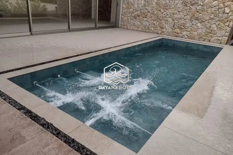 Kolam renang bautan dayanapool di Jakarta Selatan dengan desain menawan