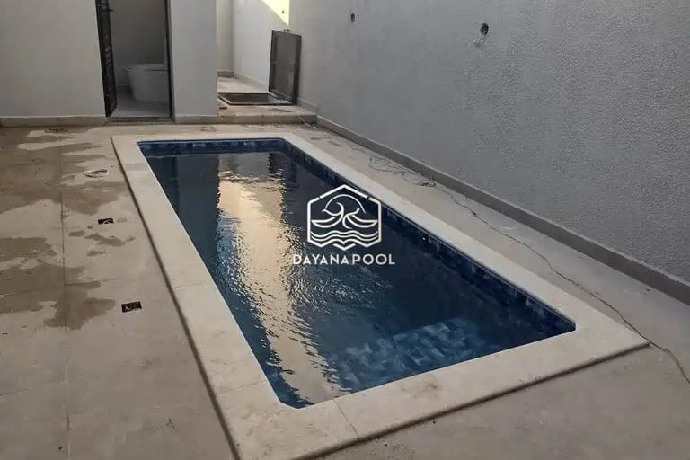 proses pengecoran kolam renang struktur beton.