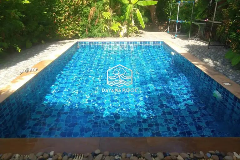 Kolam renang umum di komplek perumahan.
