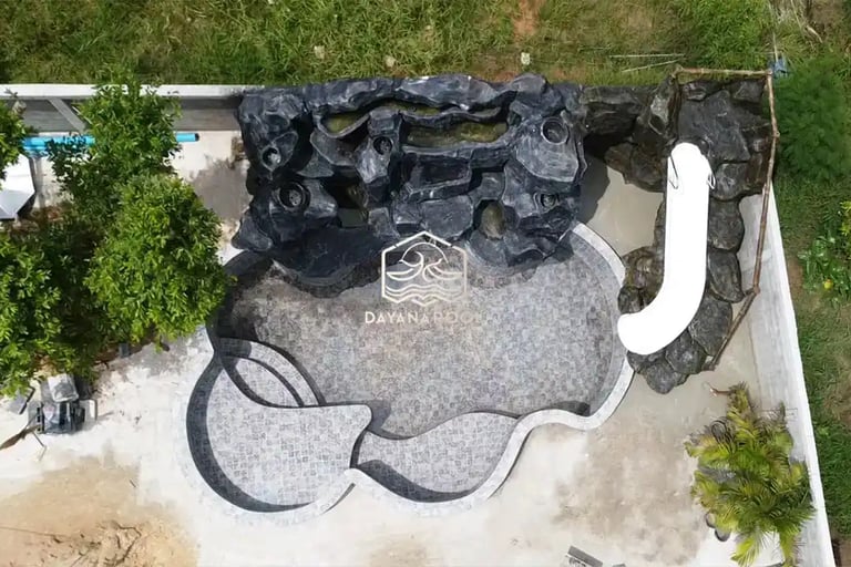 Kolam renang umum berbentuk lingkaran dengan keramik roman berwarna biru.