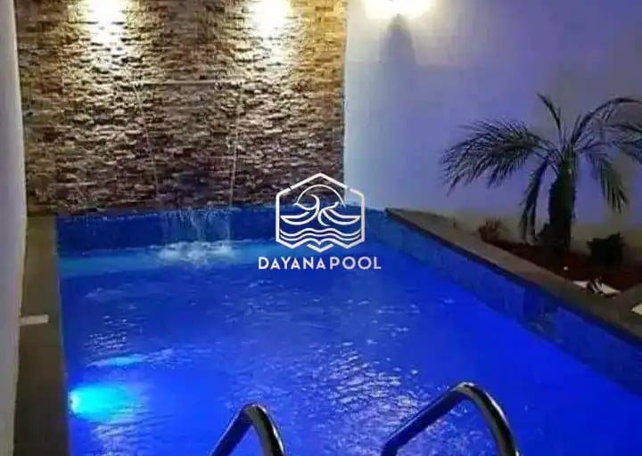 kolam renang minimalis dengan pencahayaan yang bagus