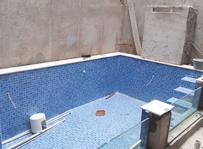 kolam renang minimalis dengan kaca temper
