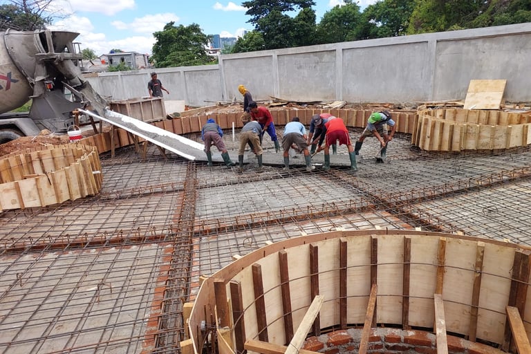 proses pengecoran kolam renang.