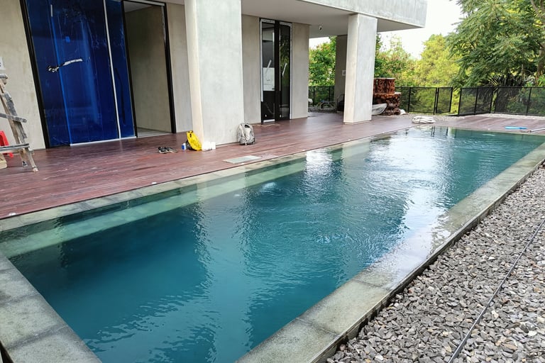 kolam renang overflow dengan finising batu yang di buata dayanapool bogor