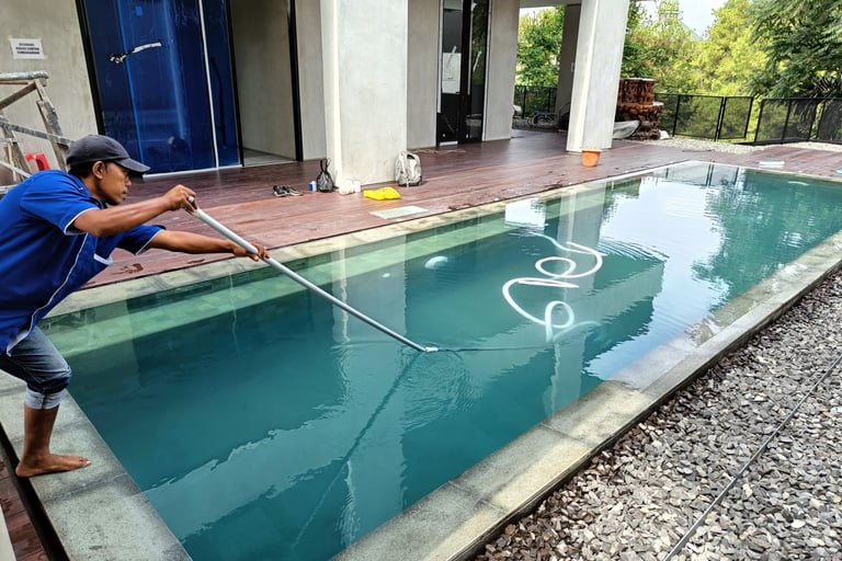 perawatan kolam renang mulai dari vakum oleh dayanapool